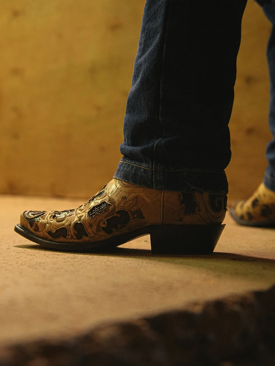 A4335 - MEN'S CHOCOLATE ALLIGATOR INLAY AND EMBROIDERY  SNIP TOE SAND COWBOY BOOT