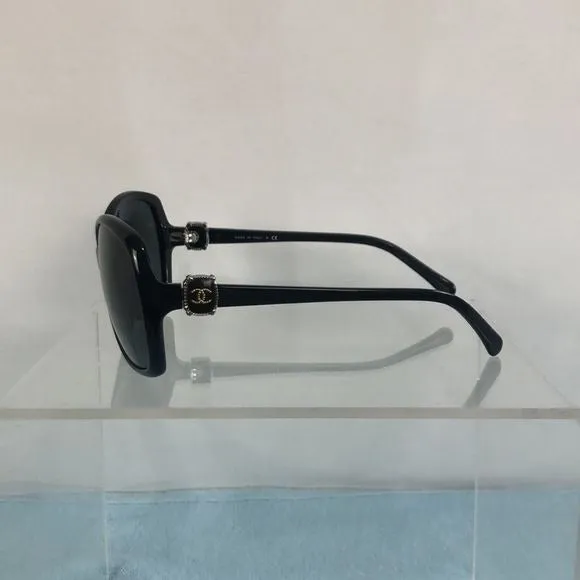 CHANELBlack with Logo Big Frame Sunglasses